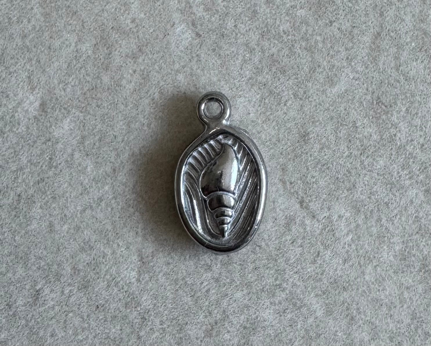 Silver shell round charm