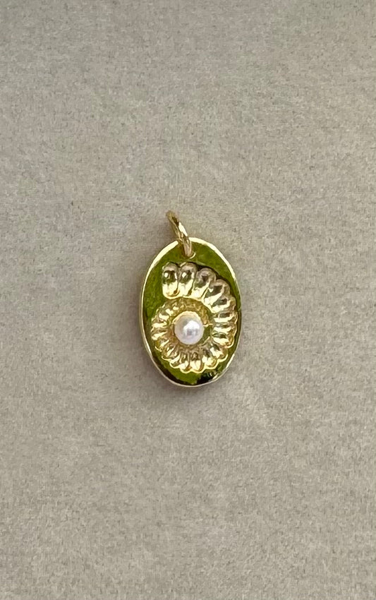 Coastal pearl charm