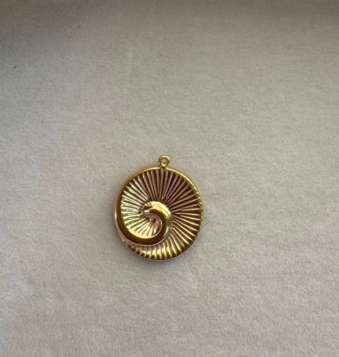 Swirl gold charm L