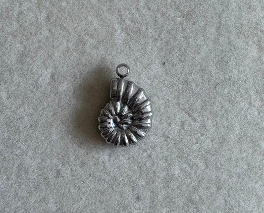 Medium silver shell charm