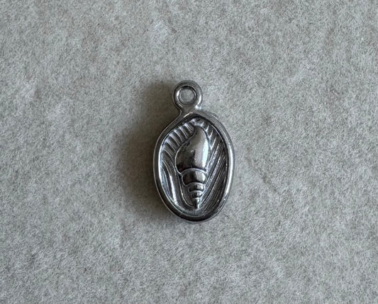 Silver shell round charm